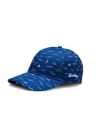 Lustige Kappe Segelboote auf dem Meer