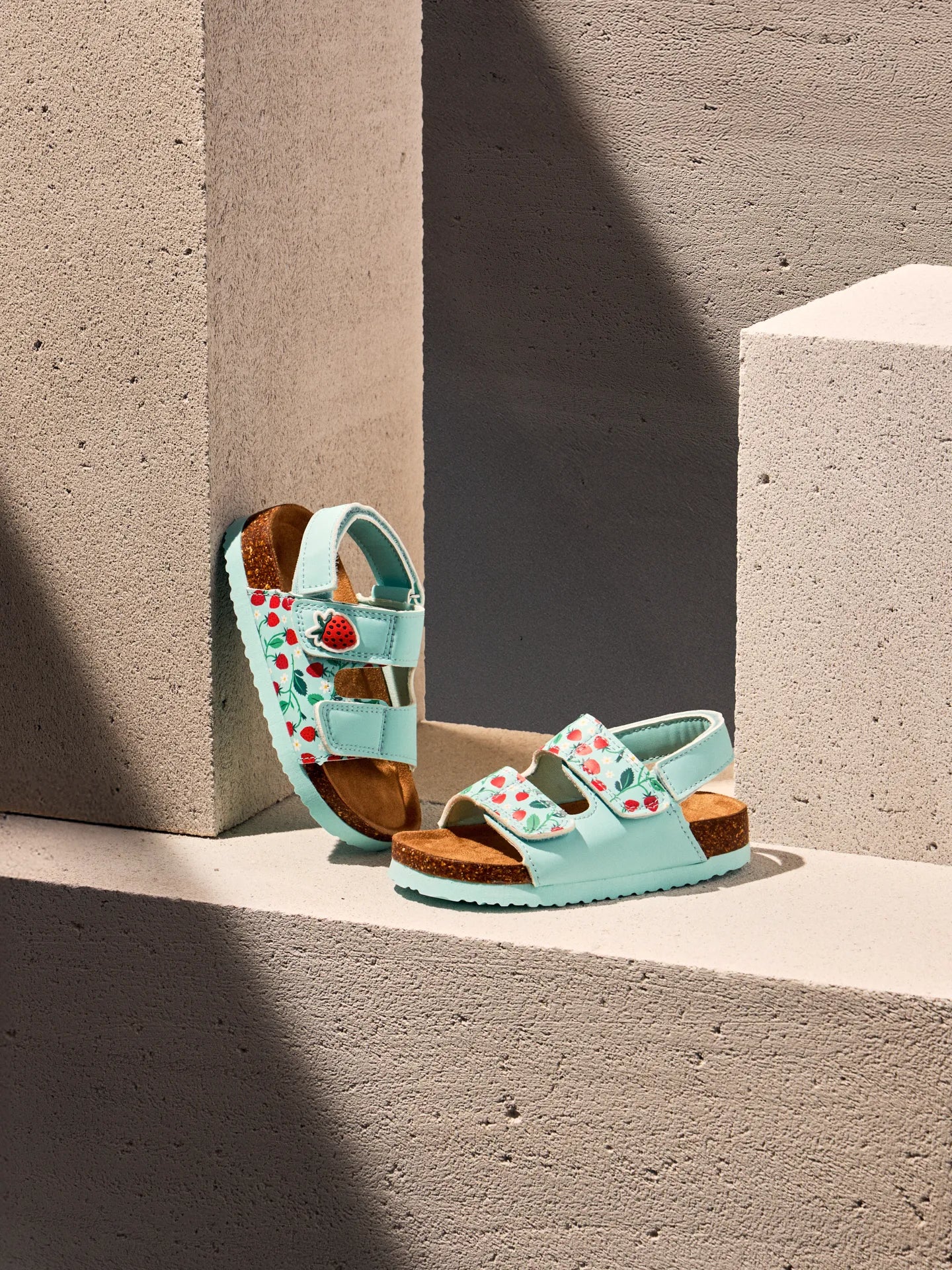 baby-urban-sandals-little-strawberries-03/03cd490733a02dec7ff72d331a47864c03a7e589