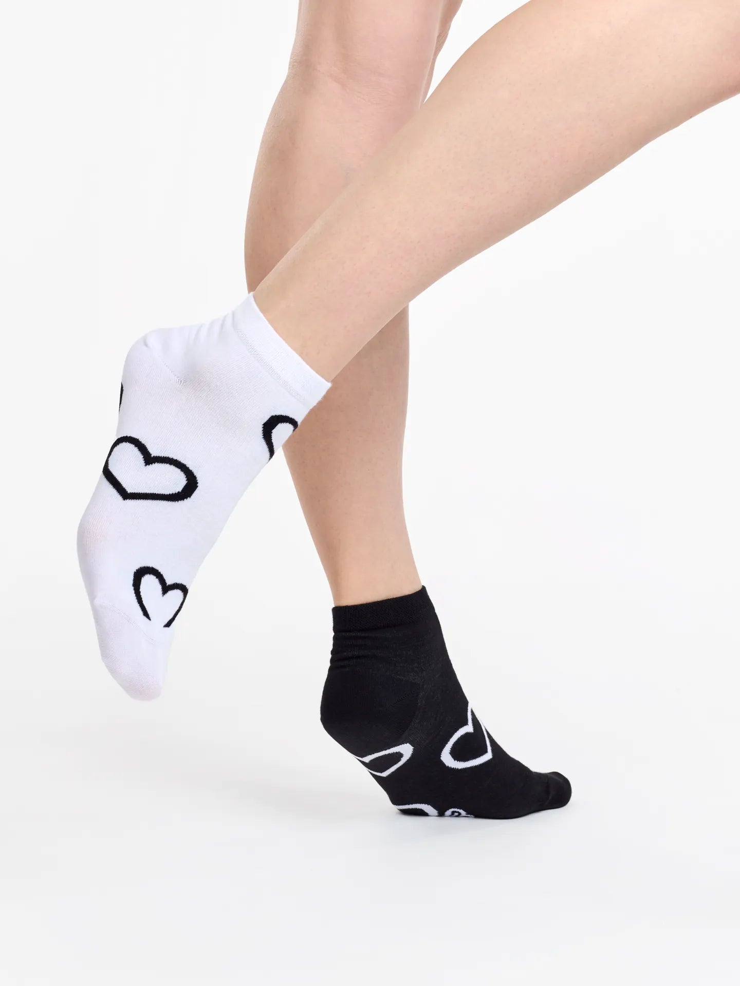 ankle-socks-black-white-hearts-02-75/75453fe3ffa9d007da95f70d7614c99e8f19bc95