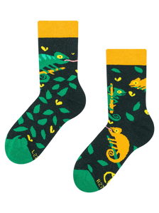 Lustige Kindersocken Chamäleon auf der Jagd