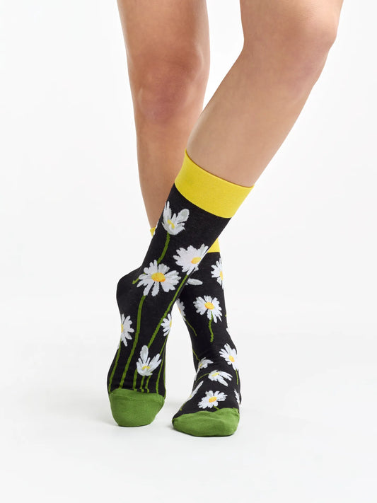 regular-socks-daisies-at-night-02-95/953d690663c084deea37e325fd3e15358b12f10a