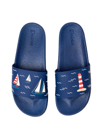 Lustige Pantoletten Segelbote auf dem Meer