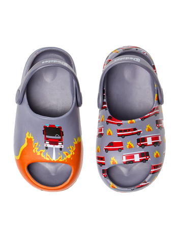 Lustige chunky Baby-Clog-Sandalen Feuerwehrleute in Aktion