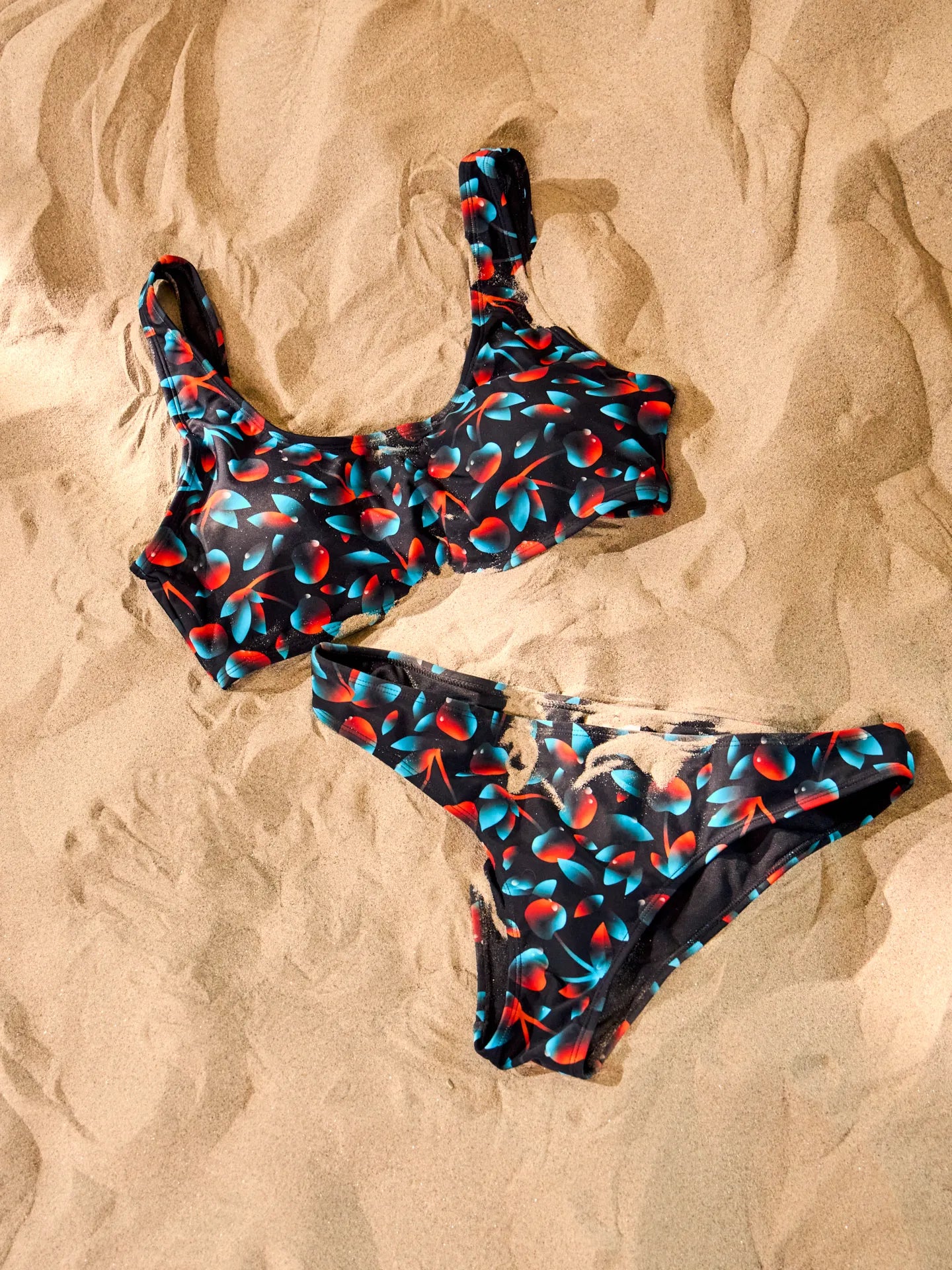 sporty-bikini-top-dark-cherries-fb/fb0604eda14f3768e932503b67ed126f31e0e2c9