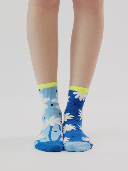 Lustige Crewsocken Gänseblümchen und Punkte